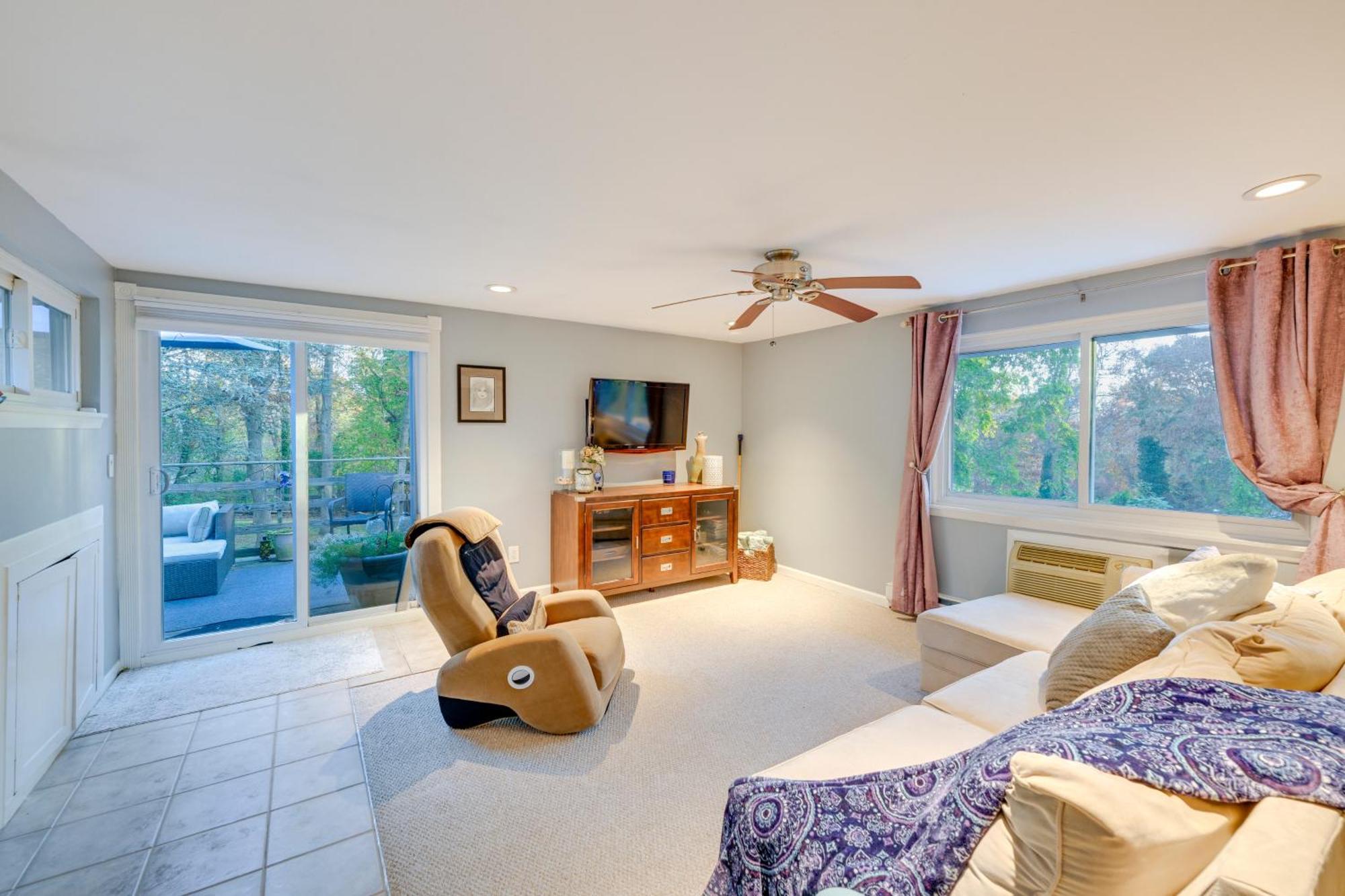 Cozy Dix Hills Apt With Deck About 7 Mi To Beach! Exterior photo