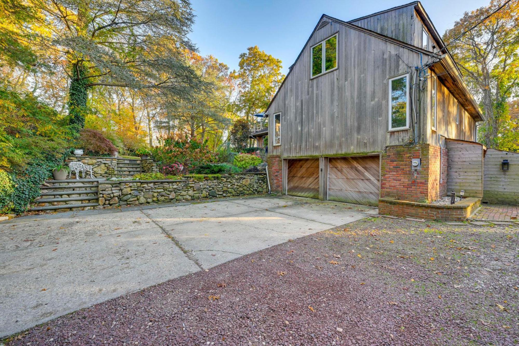 Cozy Dix Hills Apt With Deck About 7 Mi To Beach! Exterior photo
