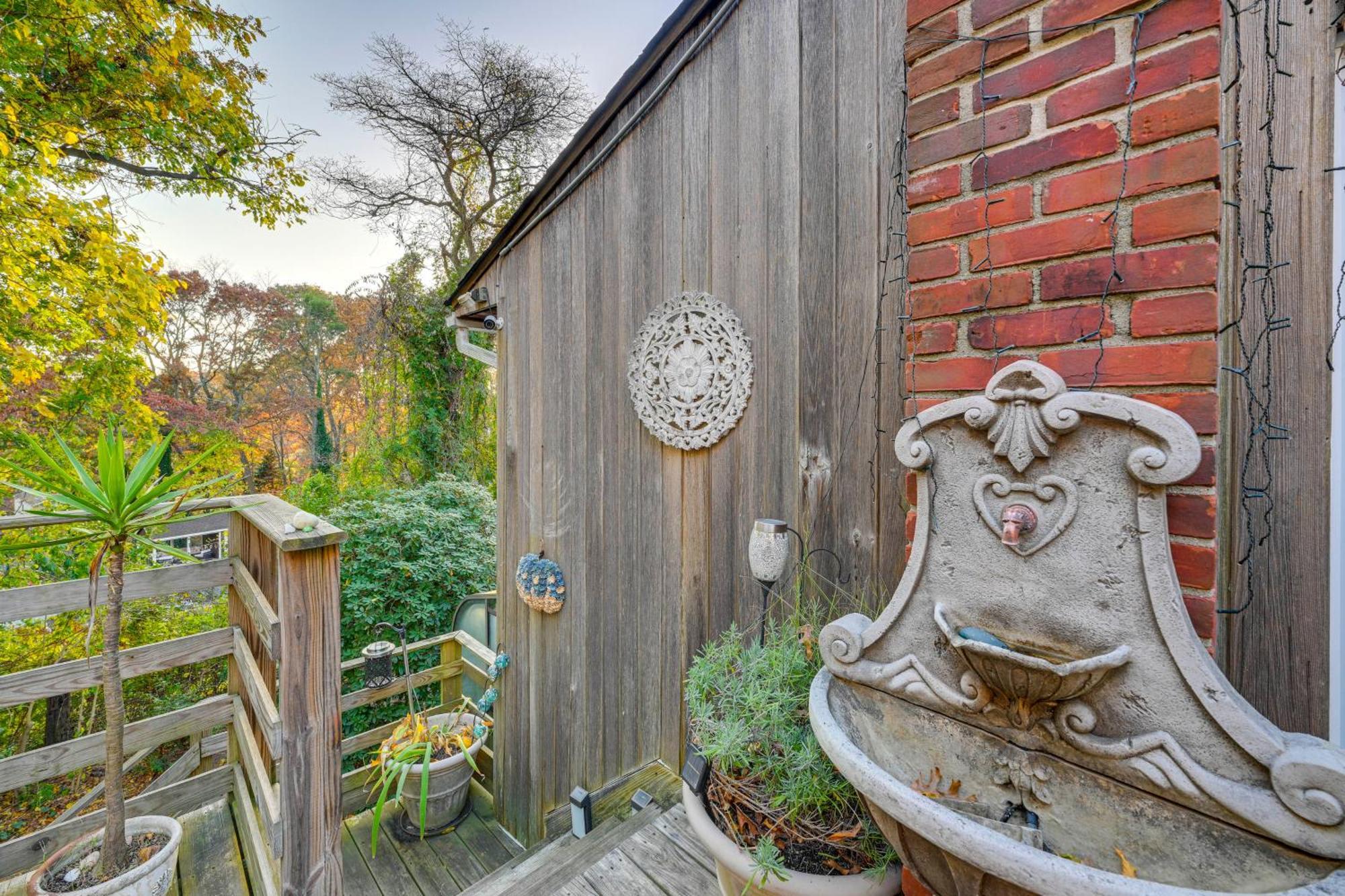 Cozy Dix Hills Apt With Deck About 7 Mi To Beach! Exterior photo