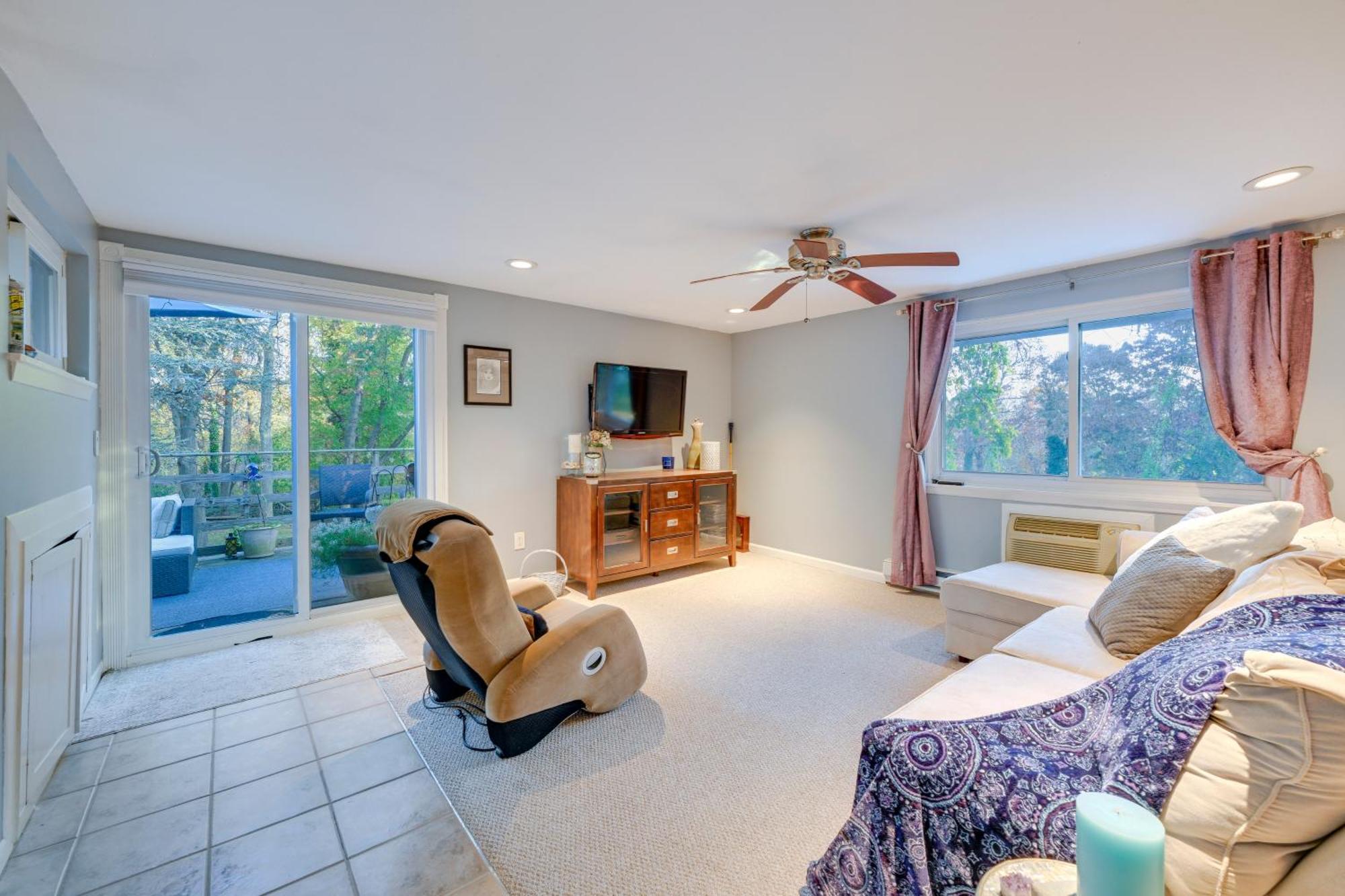 Cozy Dix Hills Apt With Deck About 7 Mi To Beach! Exterior photo